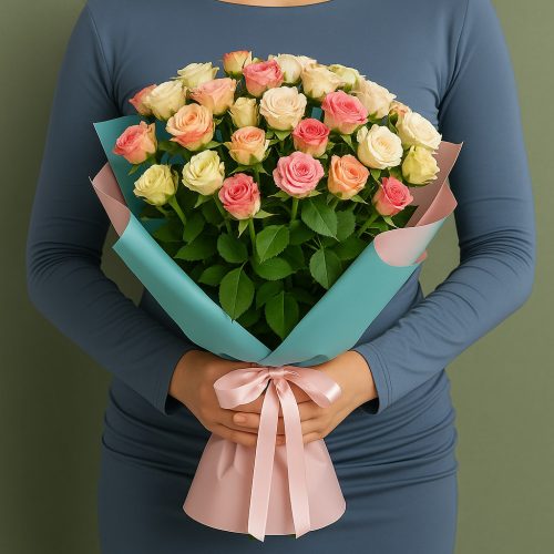 Букет из кустовых роз «Нежный микс в бирюзовой упаковке»